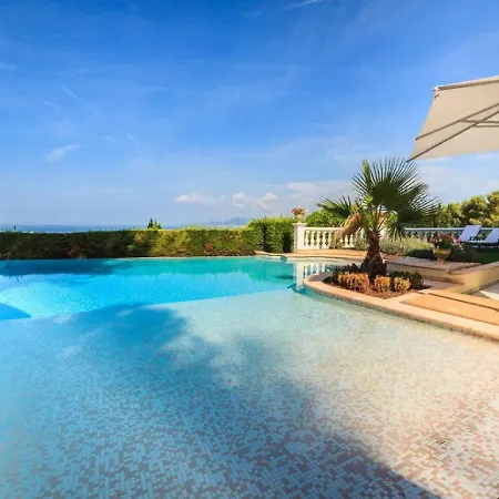Villa Modern With Great White Interior *