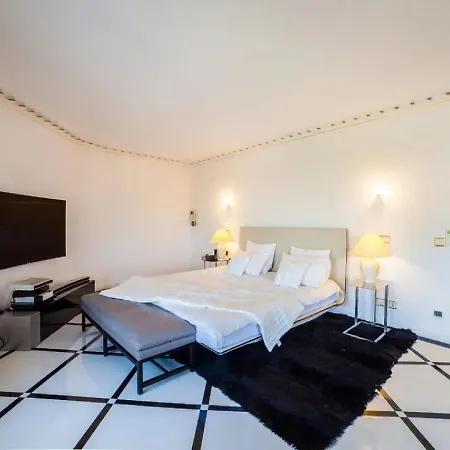 Villa Modern With Great White Interior *